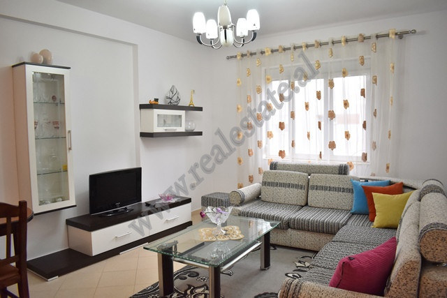 Apartament 2+1 per qira ne rrugen Idriz Dollaku ne Tirane.
Apartamenti pozicionohet ne katin e tret